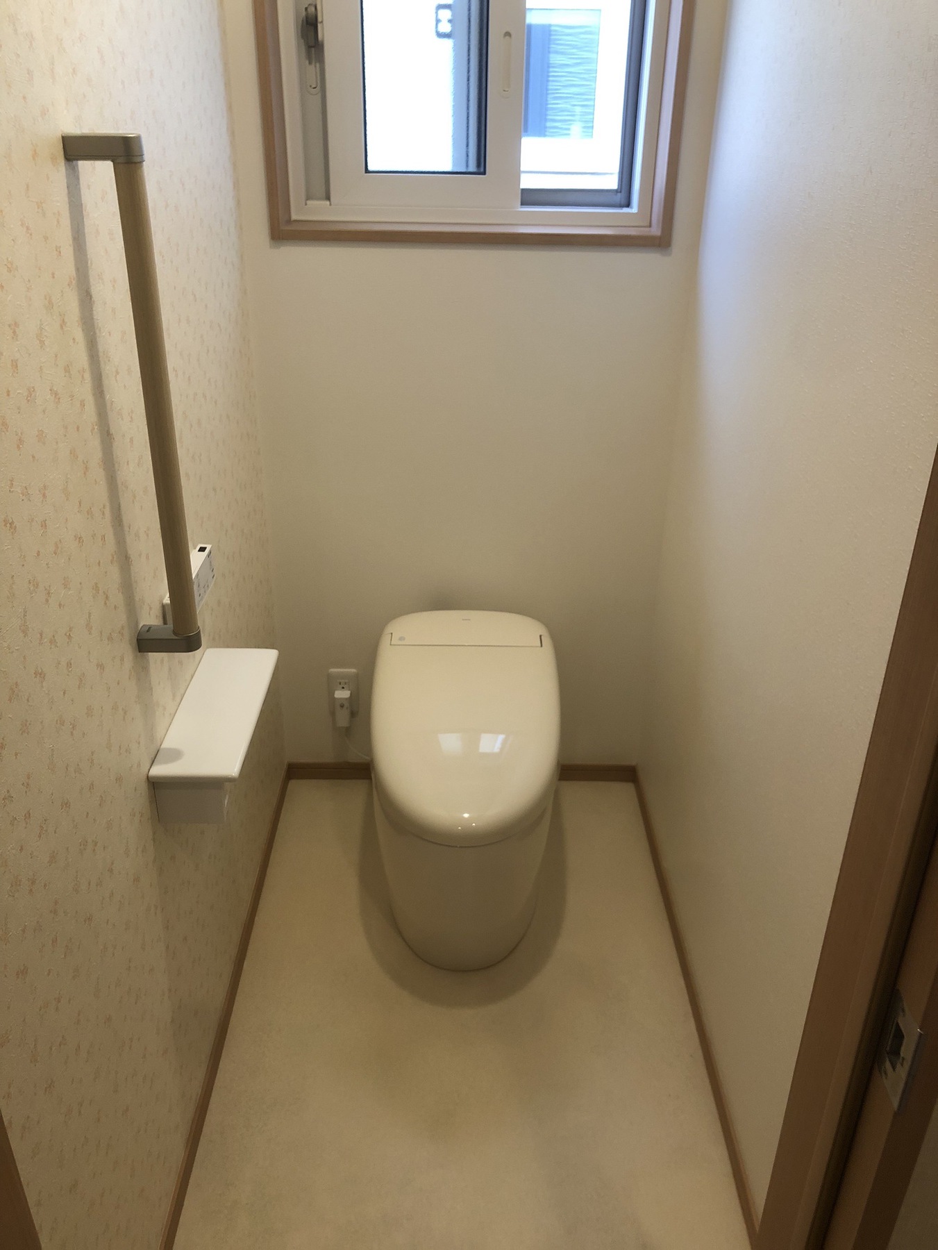 長野市 TOTO ネオレストRS1 トイレ・手すり・紙巻器交換+壁紙交換の写真