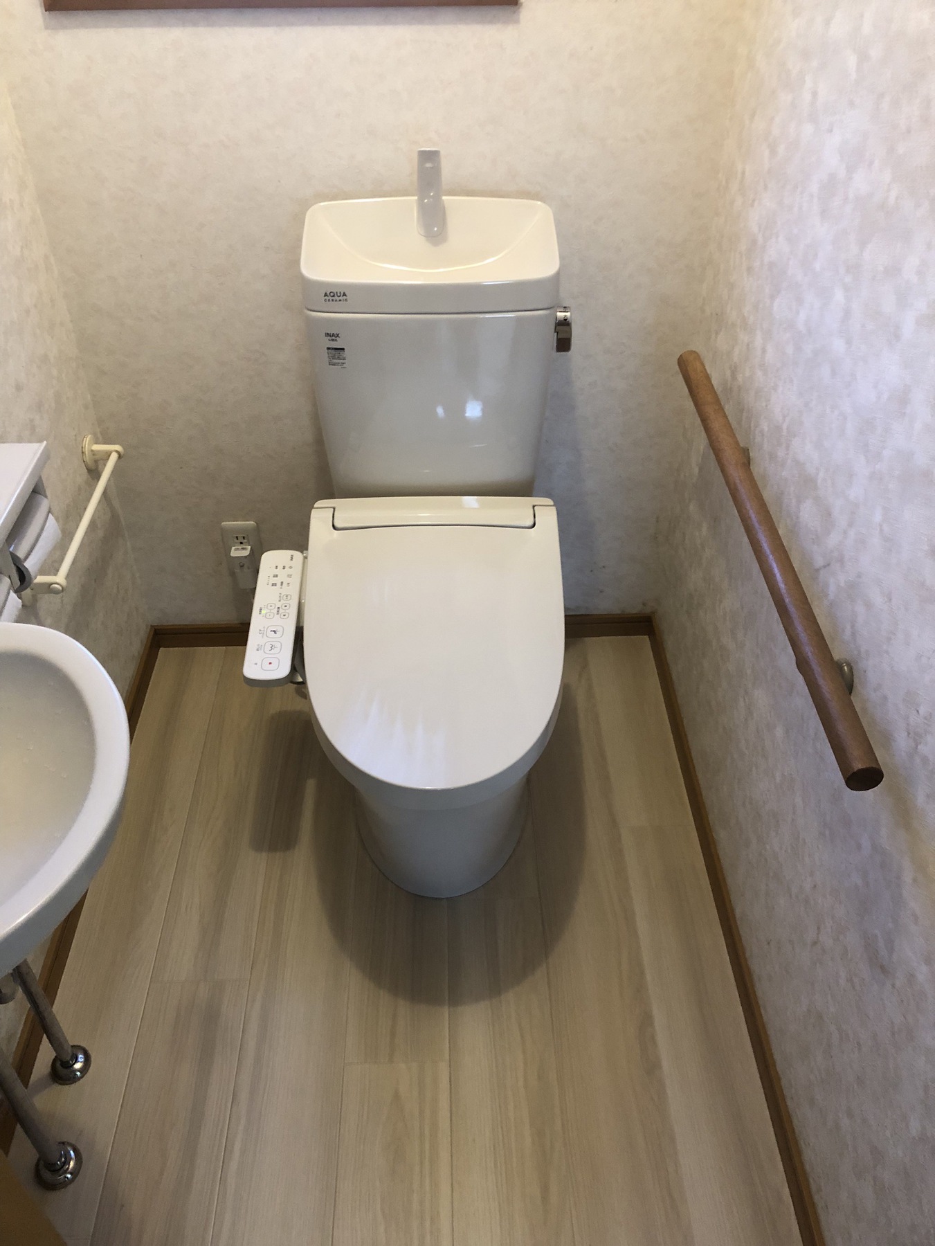須坂市 トイレ入替工事 LIXIL アメージュ便器+組み合わせ便座 床張り替えの写真