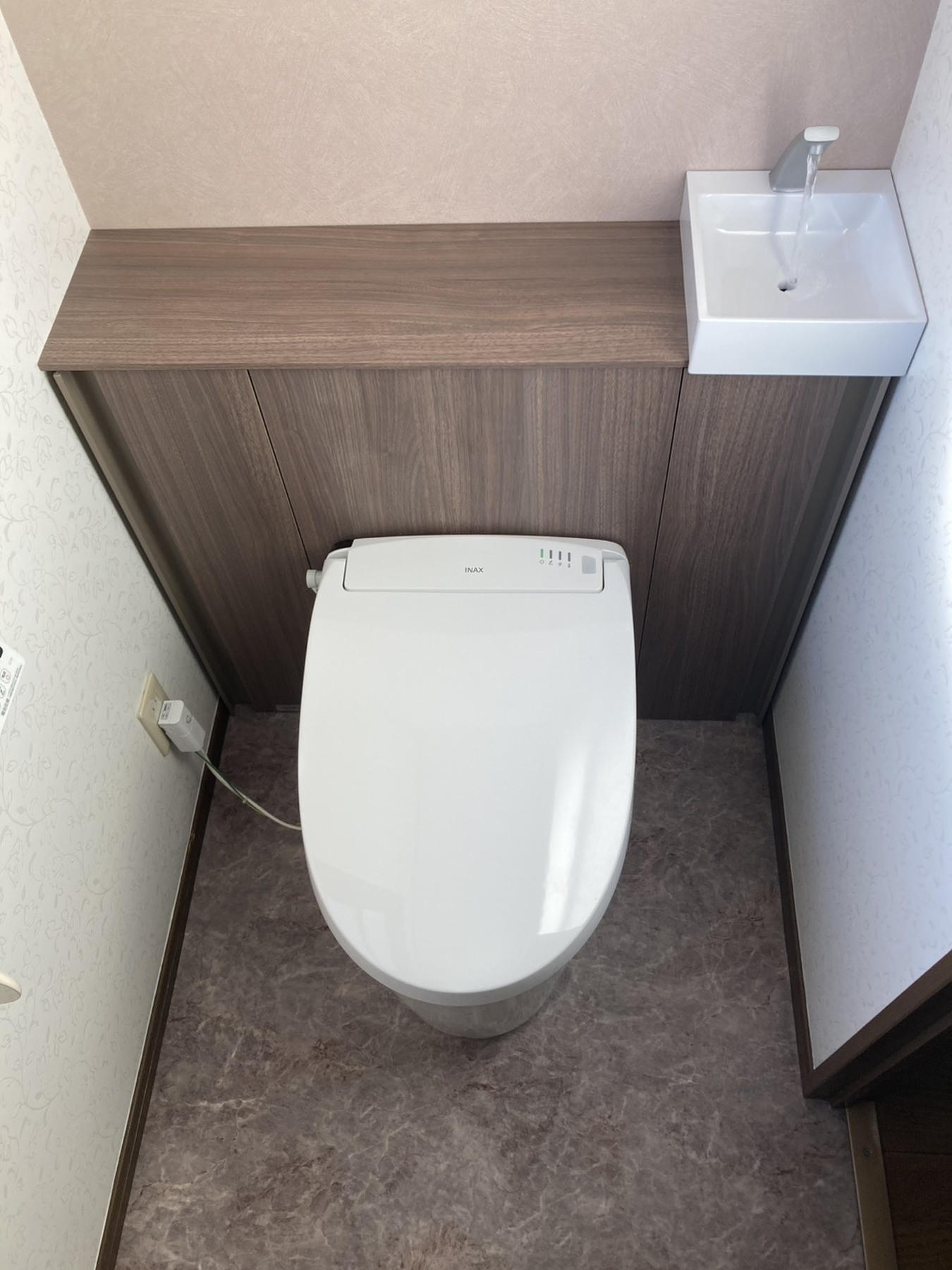 LIXIL Jフィット 手洗い付き 5グレード トイレ内装の写真