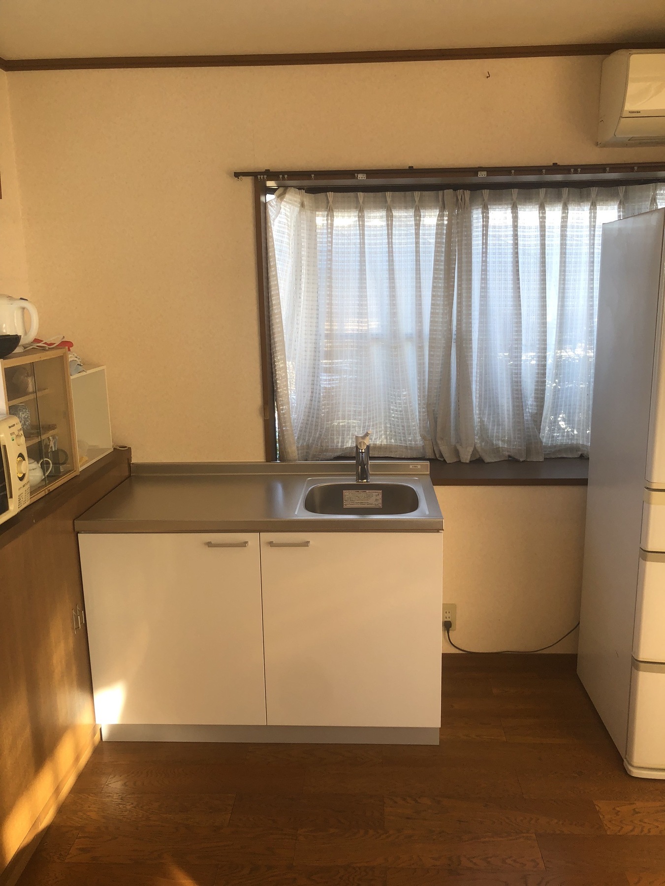 LIXIL ミニキッチン ミニ電気温水器の写真