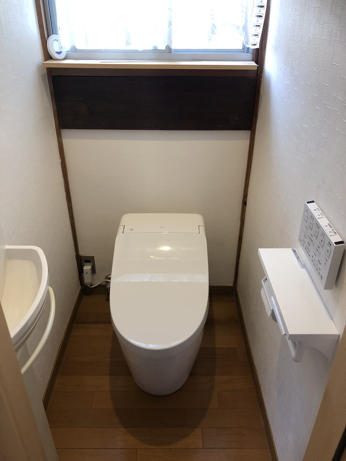 TOTO GGA3 紙巻器の写真