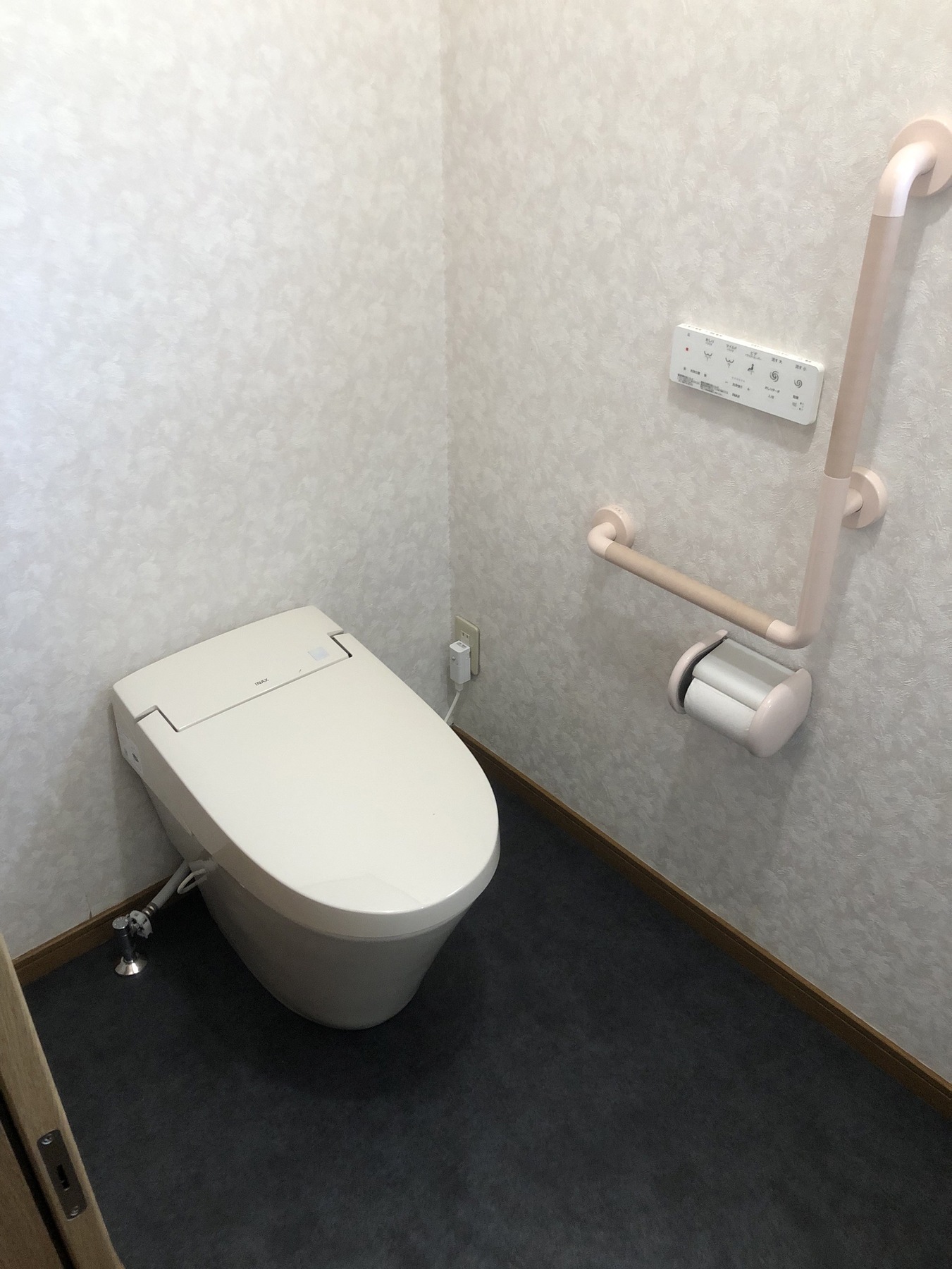 LIXIL サティスS6グレード+床の張替え 手洗い水栓取替の写真