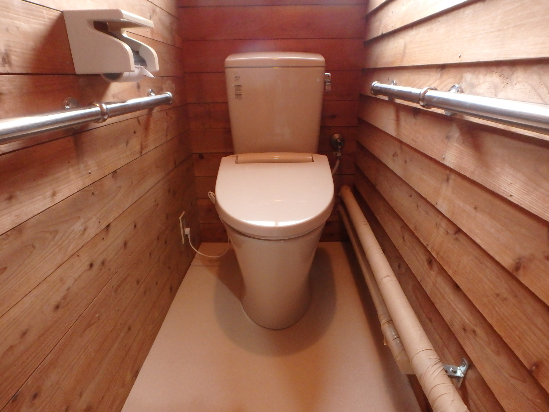 長野県長野市　LIXILトイレアメージュZ+無垢の床板にＣＦシート張りのリフォーム写真