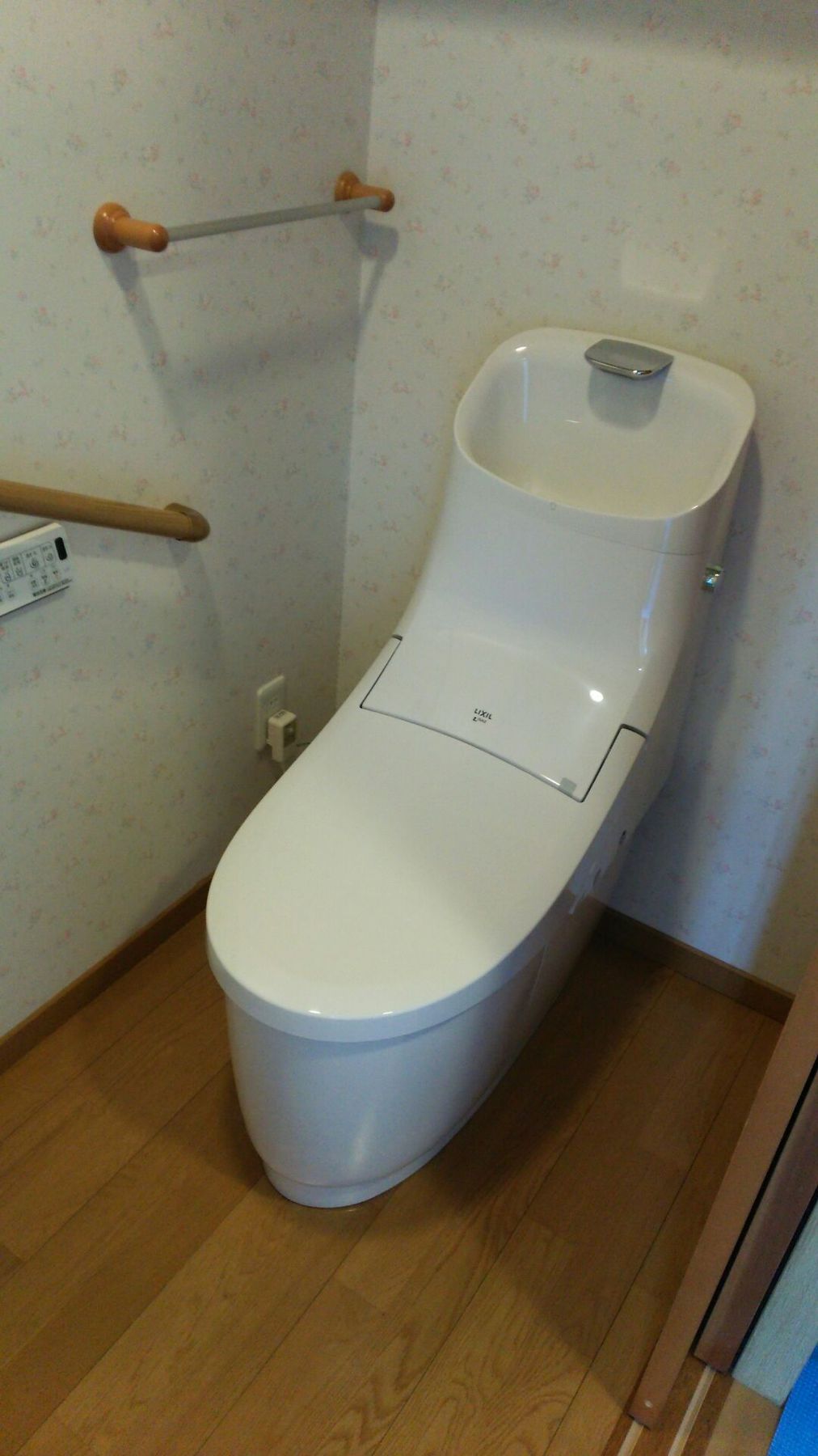 長野県長野市　マンションのトイレ交換リフォーム　LIXILプレアスHS手洗付きのリフォーム写真