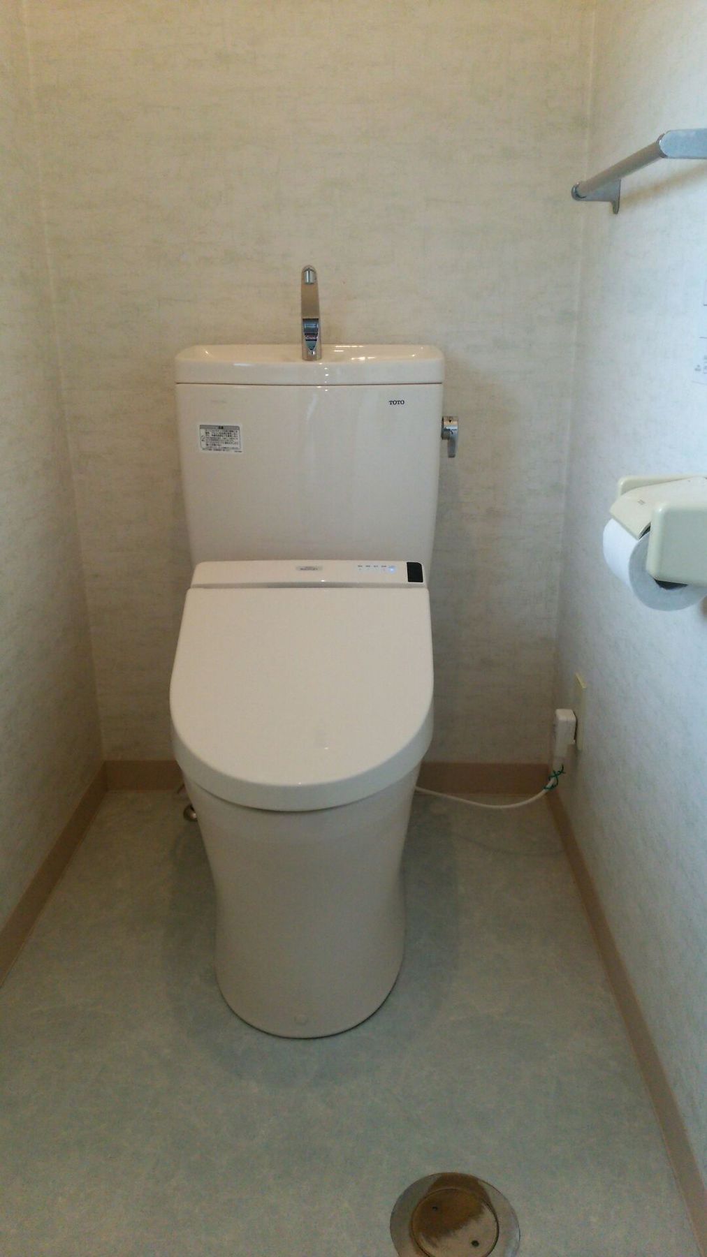 長野県長野市　事務所用トイレの取替リフォーム　TOTOピュアレストQR+ウォシュレットのリフォーム写真