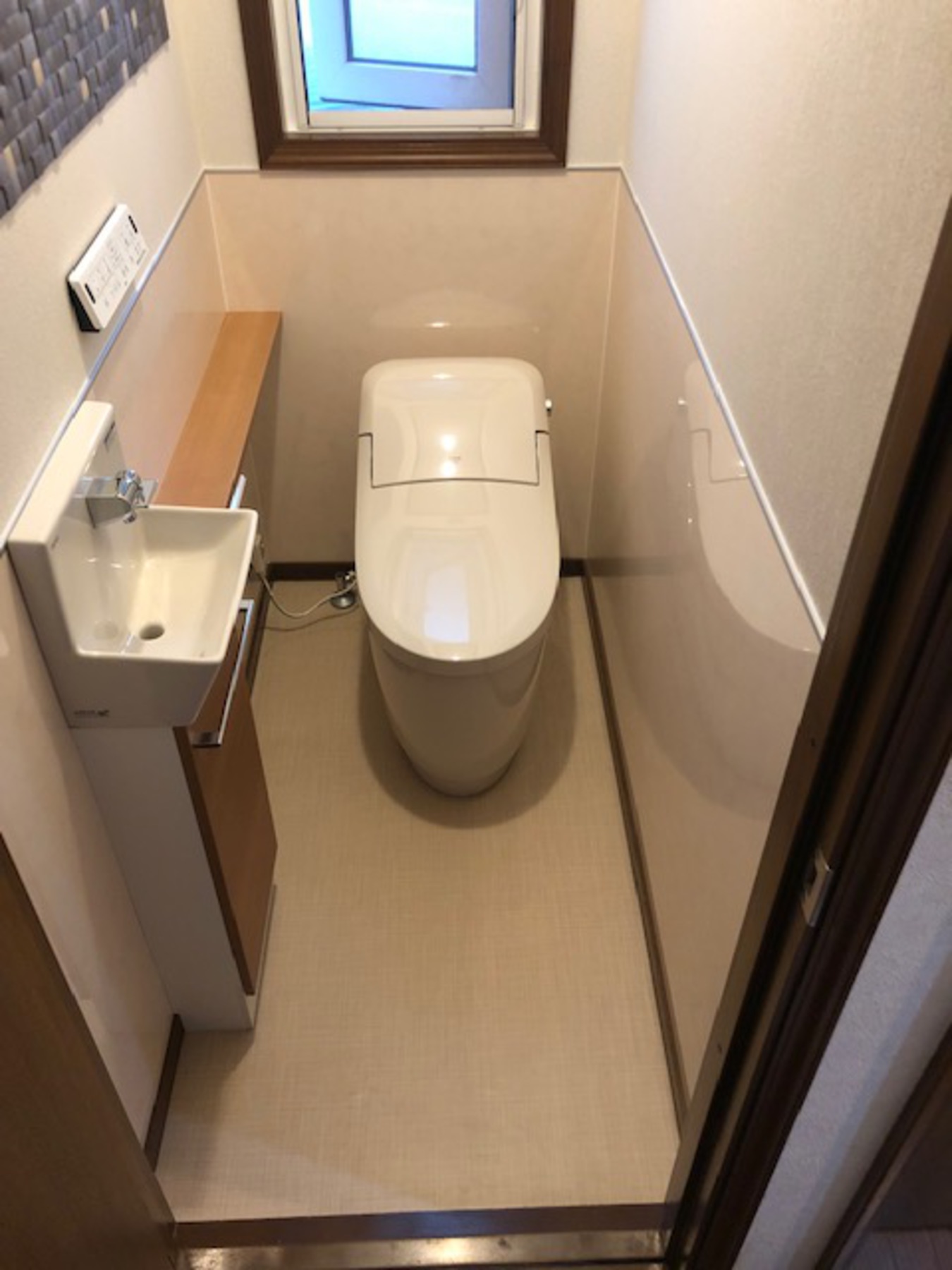 トイレ空間のリフォーム工事　エコカラット施工ものリフォーム写真
