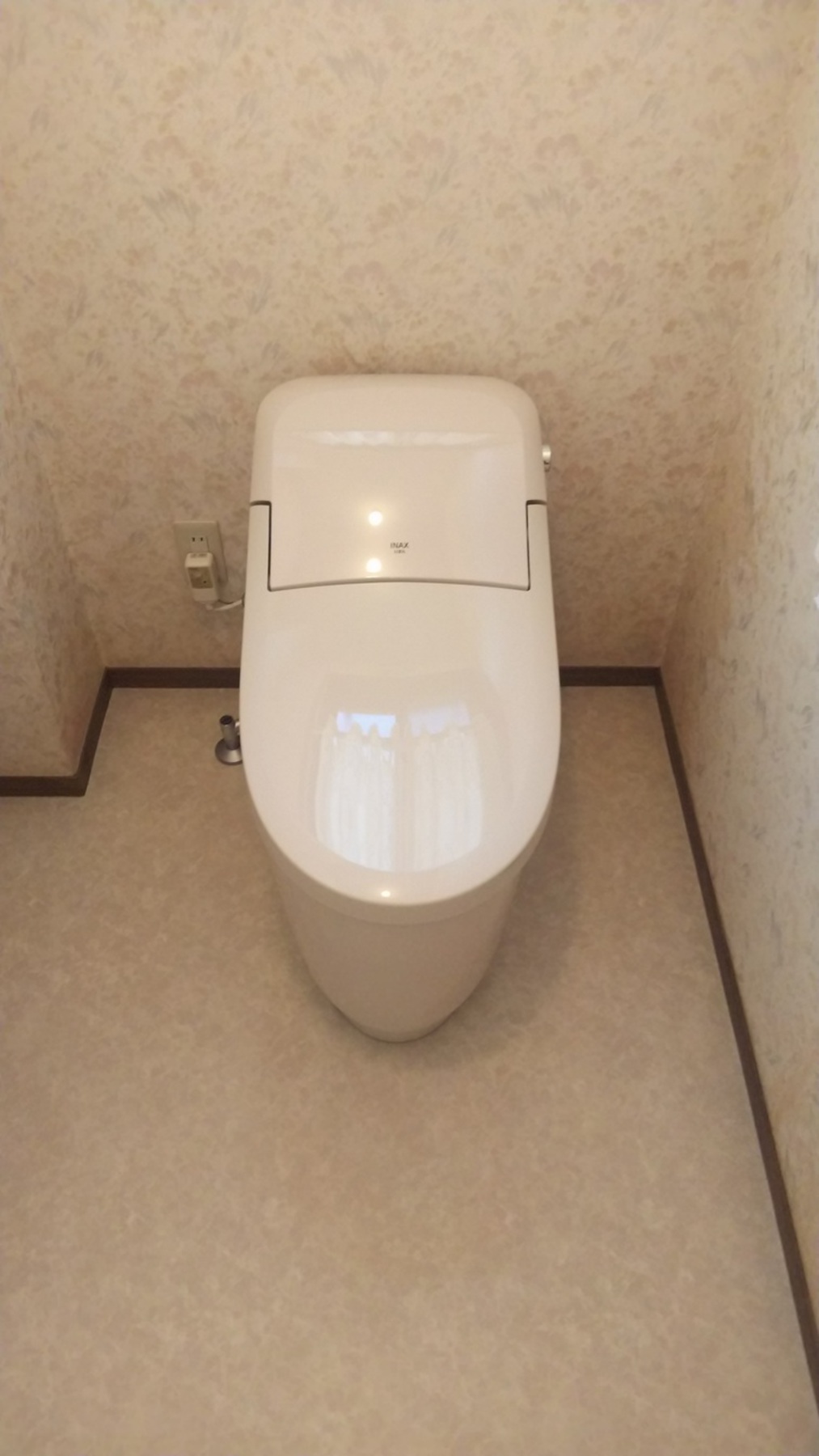 トイレ便器交換と手洗い水栓交換のリフォーム写真