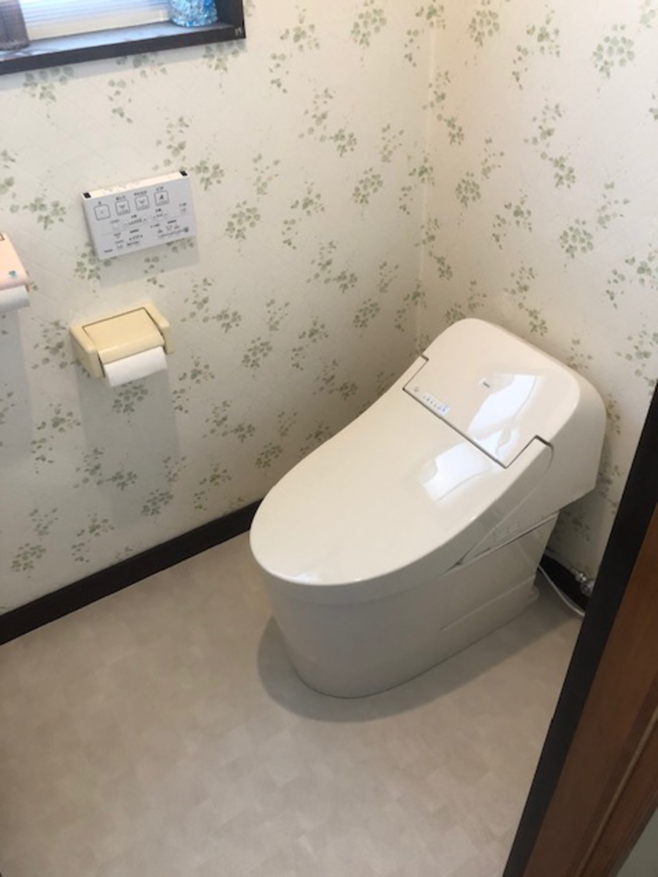 トイレ交換と床CFシート張り工事のリフォーム写真