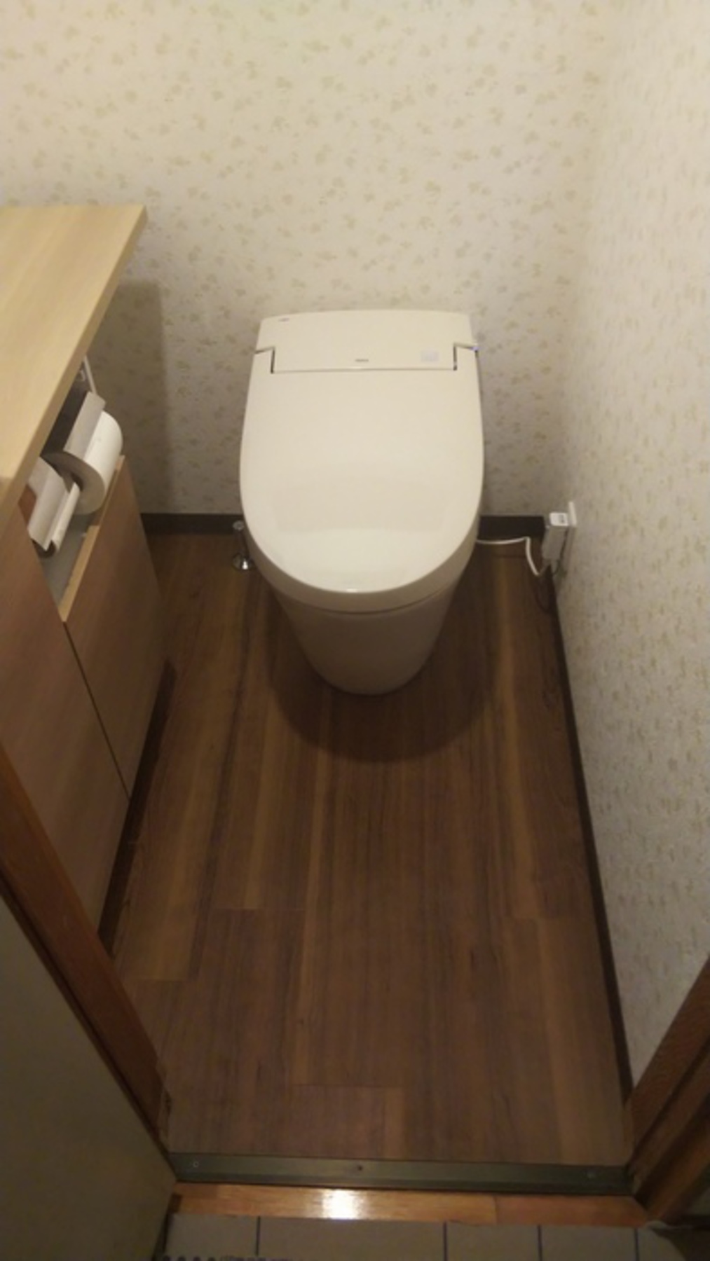 トイレに手洗いカウンター　新規取付工事　（LIXIL　キャパシア）のリフォーム写真