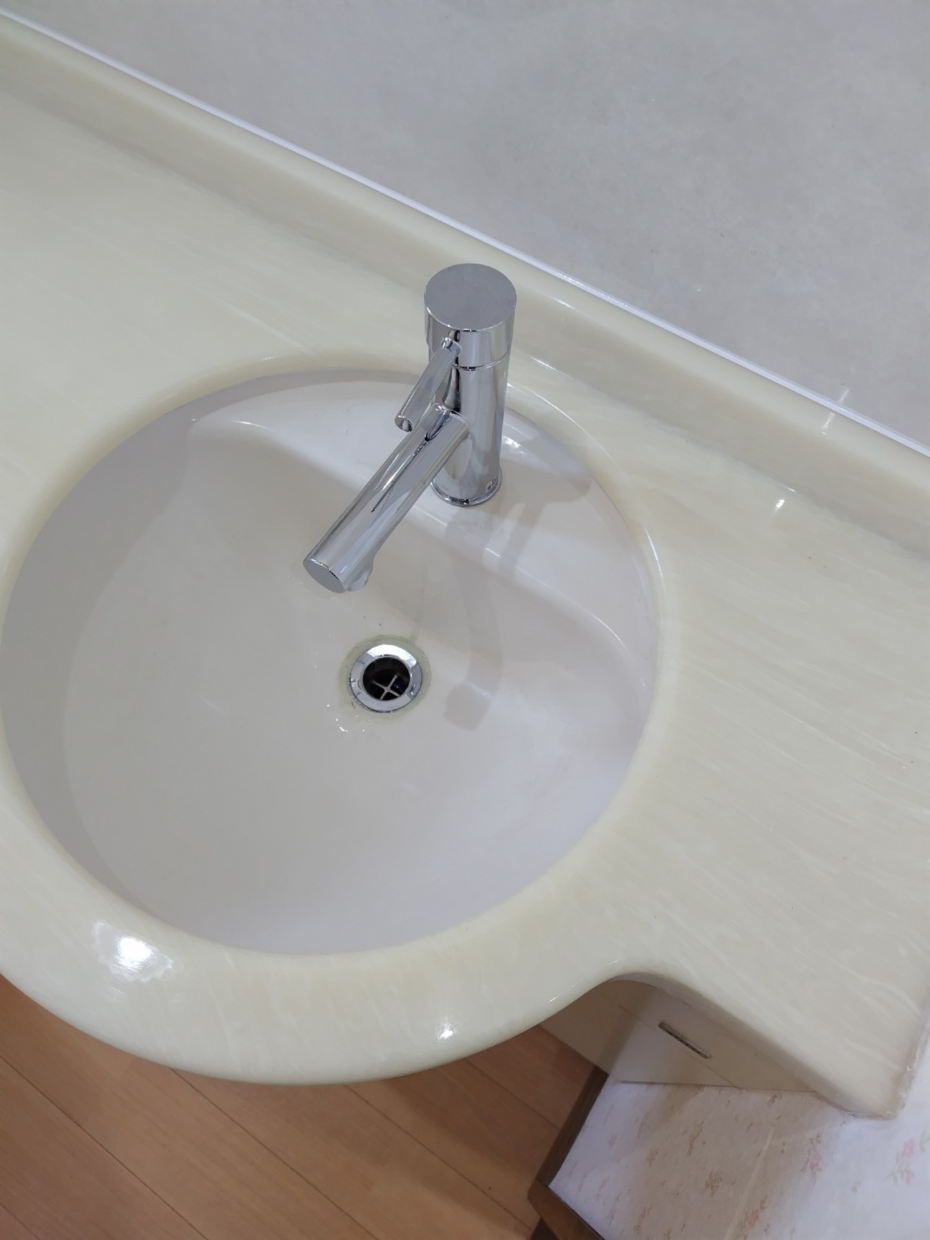 トイレ内　手洗い器の水栓交換の写真